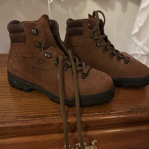NEW! Scarpa womens Leather hiking Boots. Never worn outside just tried on